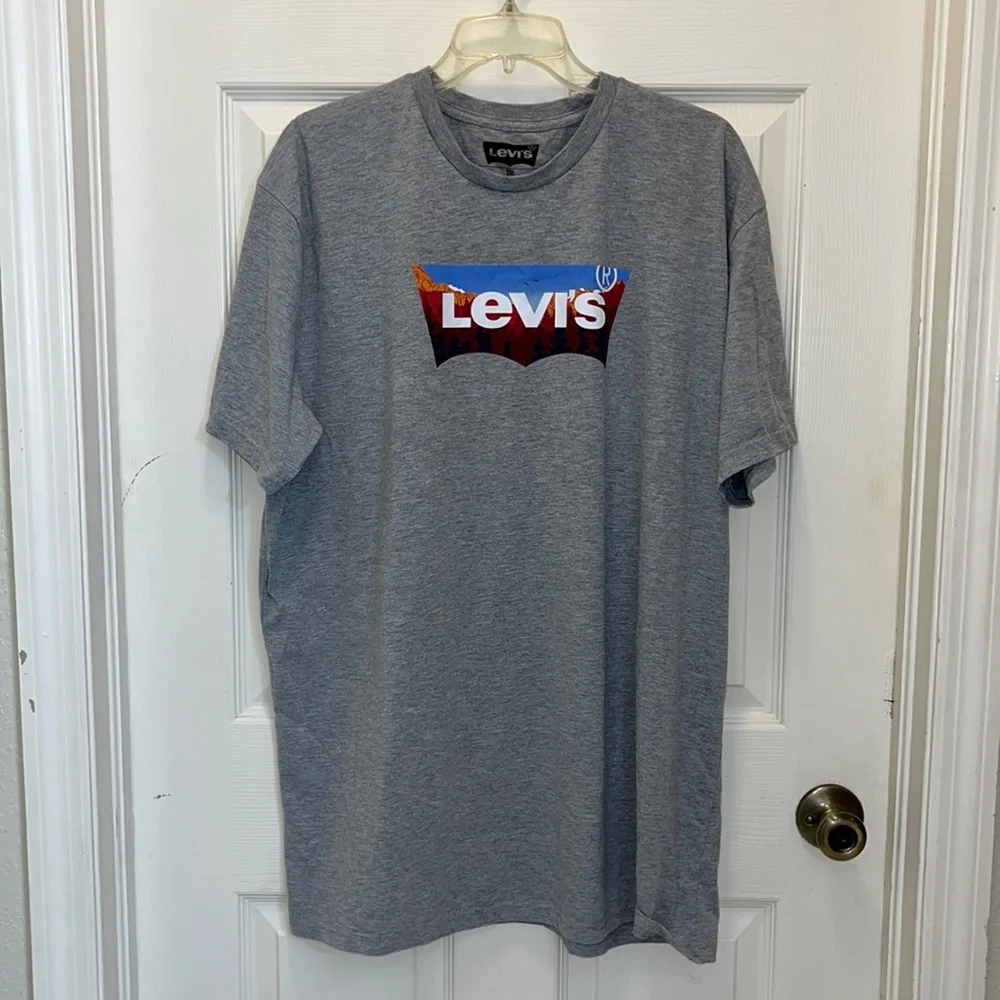 Levi’s graphic tee
